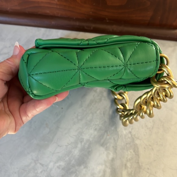 Zara   EUC   Green quilted shoulder bag Poly large chain strap   full front flap - Picture 5 of 11